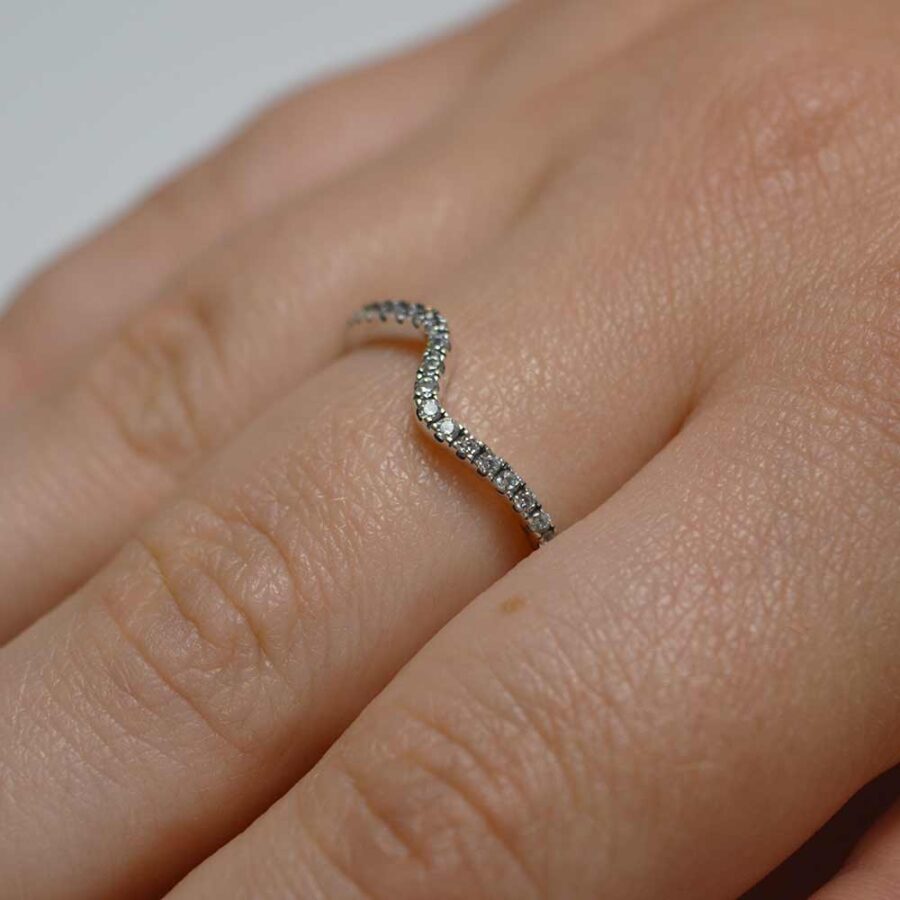 Srebrny pierścionek fala z cyrkoniami, pierścionek srebrny fala, cienki pierścionek srebrny